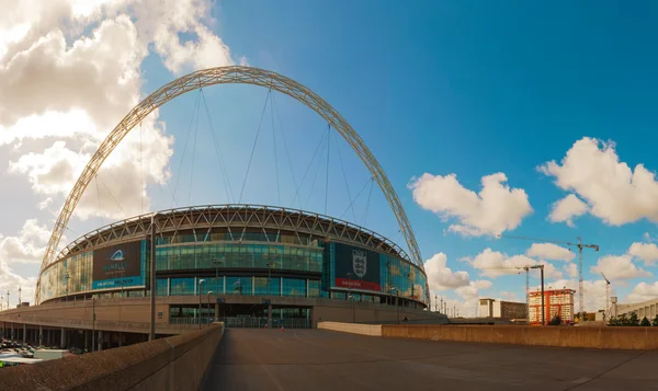 Estadio de Wembley en Londres, Reino Unido en un día soleado — Foto de Stock