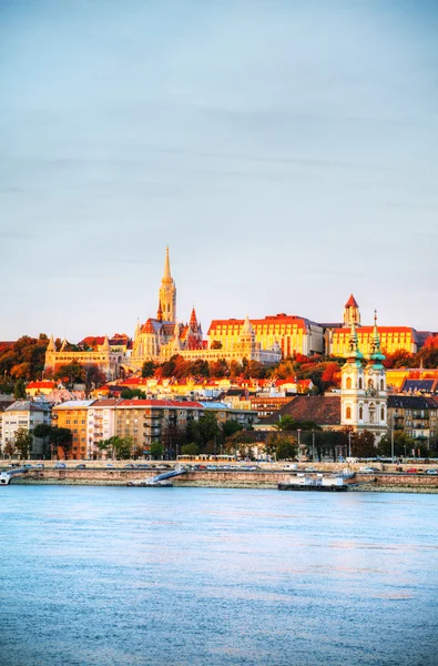 老布达佩斯概要作为被看见从多瑙河畔的 — 图库照片