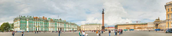 A coluna de Alexander no palácio (Dvortsovaya) Square em São Pedro — Fotografia de Stock