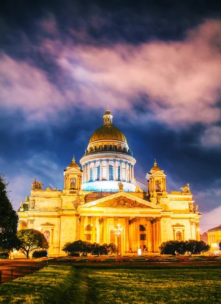 Catedral de San Isaac (Isaakievskiy Sobor) en San Petersburgo —  Fotos de Stock