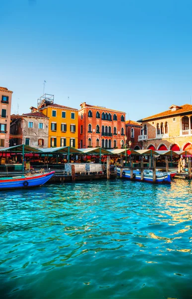 Rialto-marknaden i Venedig, Italien på en solig dag — Stockfoto