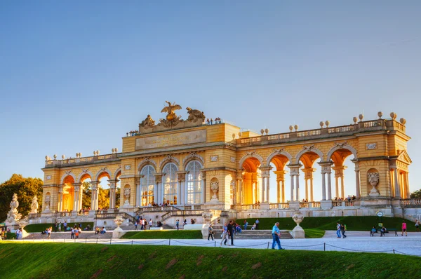 Schonbrunn Gloriette w Wiedniu na zachodzie słońca — Zdjęcie stockowe