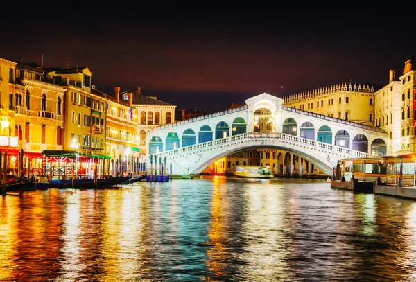 Puente de Rialto (Ponte di Rialto) en Venecia, Italia — Foto de Stock