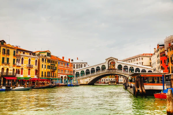 Ponte Rialto (Ponte Di Rialto) em um dia ensolarado — Fotografia de Stock