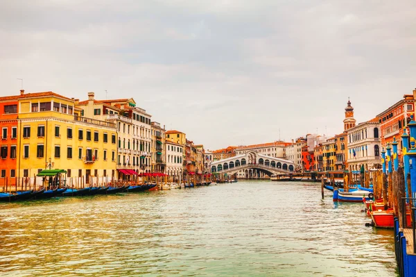 Rialto Bridge (Ponte Di Rialto) in Venice, Italy — Stock Photo, Image