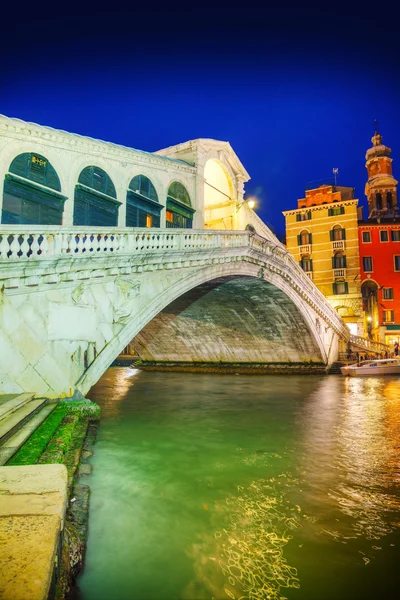 イタリアのヴェネツィアにあるリアルト橋(Ponte di Rialto) — ストック写真