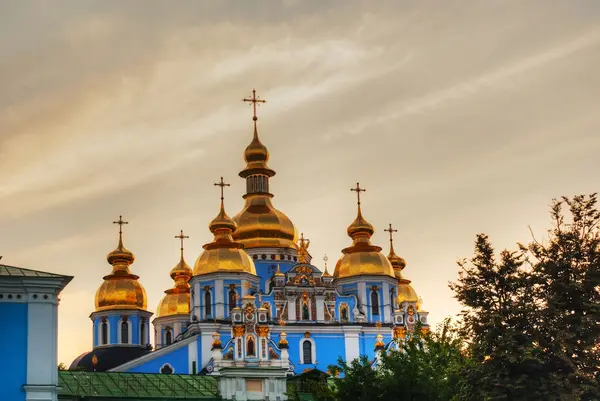 St. michael kloster kupoler i kiev, Ukraina — Stockfoto