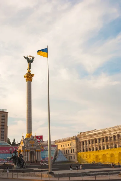 Monumento da independência na praça da independência em Kiev pela manhã — Fotografia de Stock