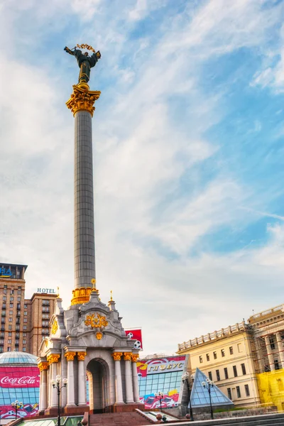 Independence monument at the Independence square in Kiev in the — Stock Photo, Image