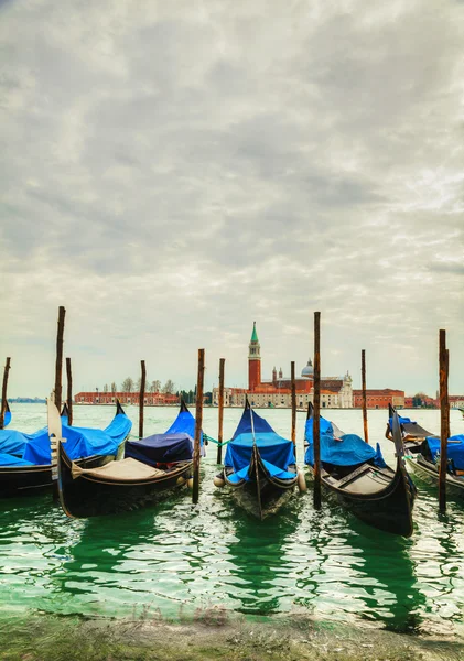 Gondoler flytande i Venedigs grand canal — Stockfoto