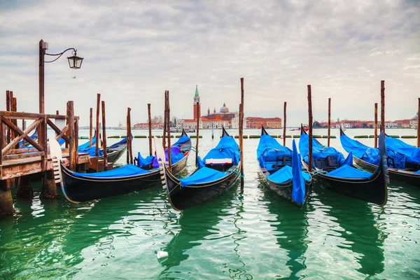 Гондолы, плавающие в Большом канале Венеции — стоковое фото