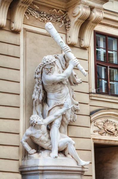 Sculpture devant l'aile Saint-Michel du palais de Hofburg à Vi — Photo