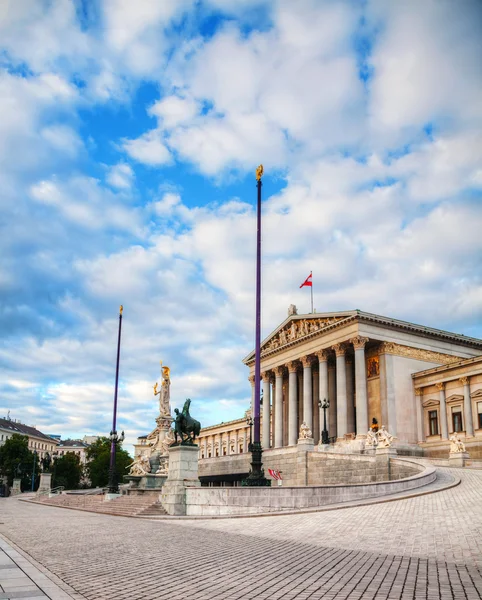 Österrikiska parlamentets byggnad (Hohes Haus) i Wien — Stockfoto