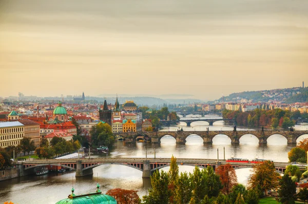 Panoramica della vecchia Praga con ponte Carlo — Foto Stock