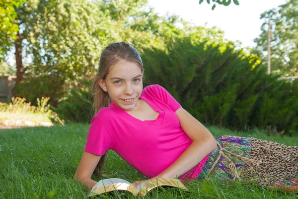Teenie-Mädchen liest die Bibel im Freien — Stockfoto