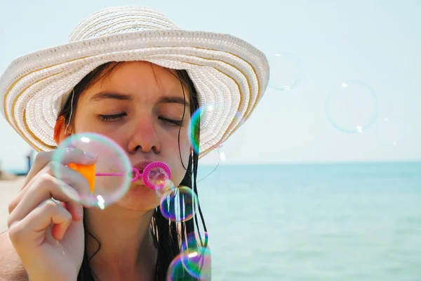 Teen girl blowing bubbles — Stock Photo, Image