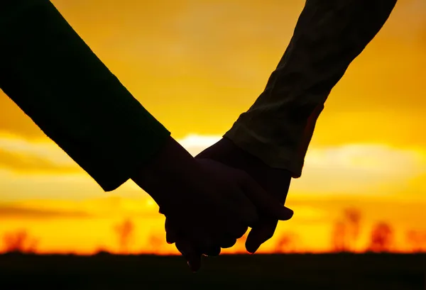 Adolescentes chicas cogidas de la mano — Foto de Stock