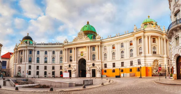 St. michael w skrzydle pałacu hofburg w Wiedniu, austria — Zdjęcie stockowe