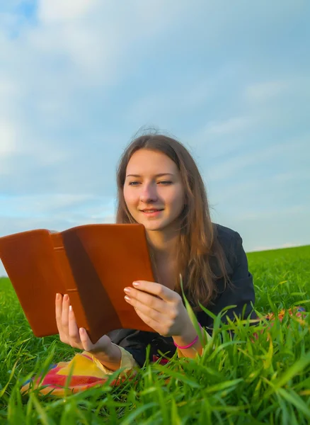 Teen girl reading the Bible outdoors — Stock Photo, Image