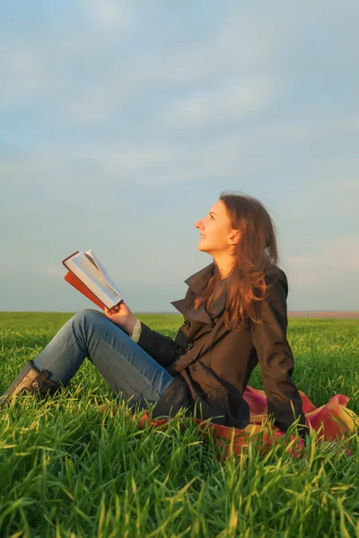 Ragazza adolescente che legge la Bibbia all'aperto — Foto Stock