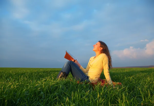 Genç kız açık havada İncil okuma — Stok fotoğraf