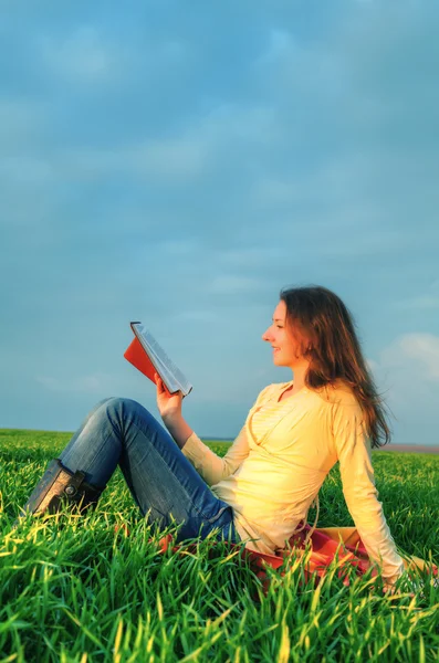 Adolescente lisant la Bible en plein air — Photo