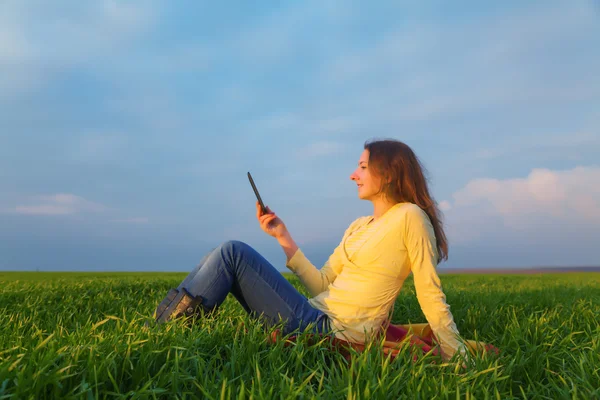 Giovanissima ragazza lettura elettronico libro — Foto Stock