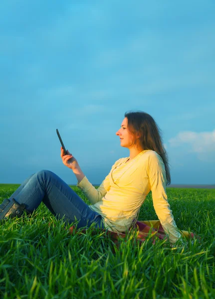 Giovanissima ragazza lettura elettronico libro — Foto Stock