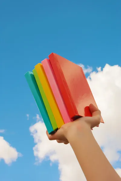 Hände, die bunte Hardcover-Bücher halten — Stockfoto