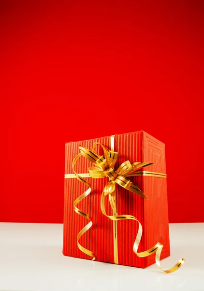 Envuelto caja regalo rojo —  Fotos de Stock
