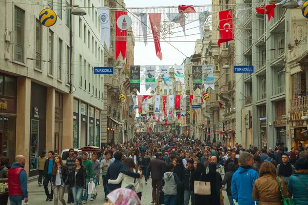 Affollata strada istiklal con turisti a Istanbul — Foto Stock