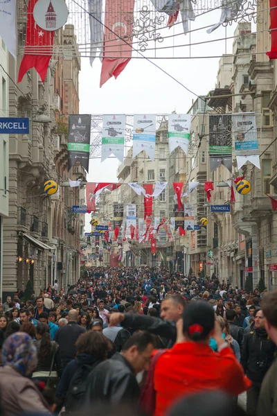 Crowded istiklal street with tourists in Istanbul — Stock Photo, Image