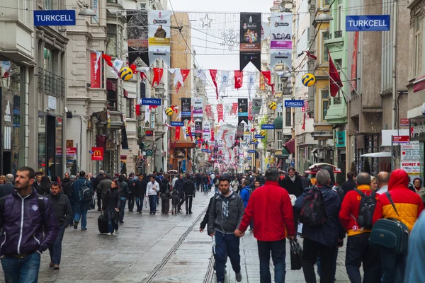 Calle Istiklal llena de gente en Estambul — Foto de Stock