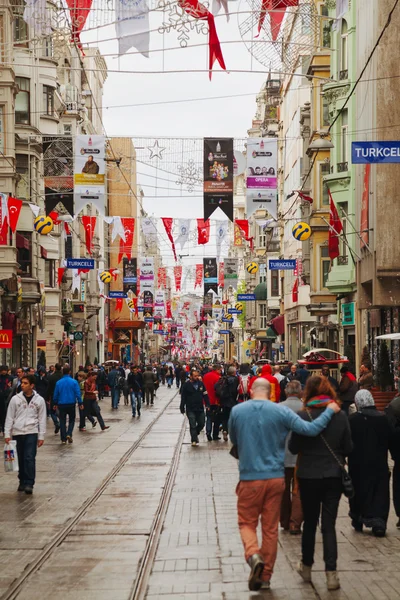 Crowded istiklal street with tourists in Istanbul — Stock Photo, Image