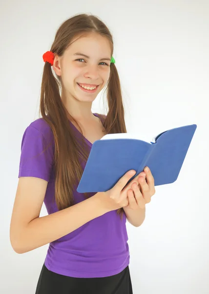 Tienermeisje met een boek — Stockfoto