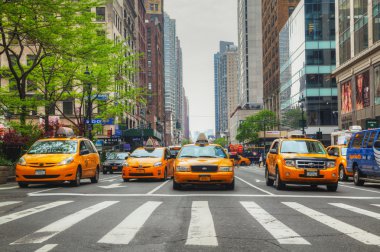 new york city Caddesi'nde sarı taksiler