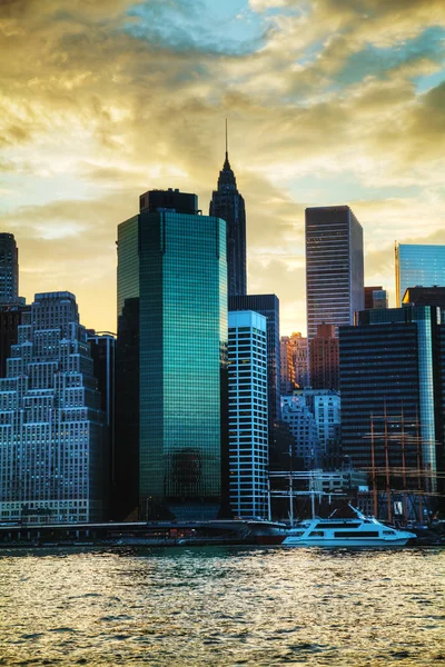 Wolkenkratzer in New York City bei Sonnenuntergang — Stockfoto