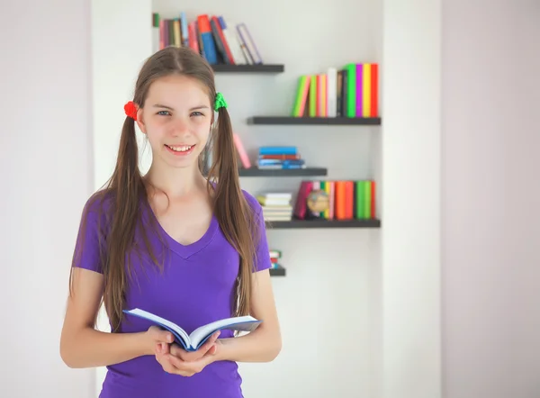 Девочка-подросток с книгой — стоковое фото