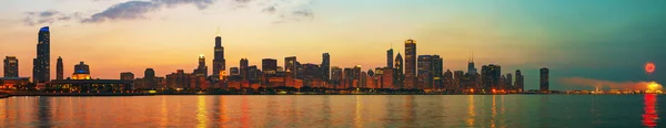 Центр Чикаго, штат Иллинойс на закате — стоковое фото