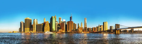 Paisaje urbano de Nueva York con puente de Brooklyn — Foto de Stock