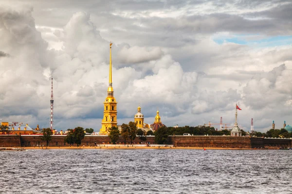 Vista general de la fortaleza de San Pedro y Pablo en San Petersburgo — Foto de Stock