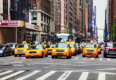new york city Caddesi'nde sarı taksiler