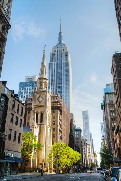 A Igreja Colegiada de Mármore e o Empire State building em Manhat — Fotografia de Stock