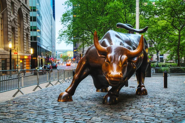 在纽约的充电公牛 (鲍灵格林公牛) 雕塑。 — 图库照片