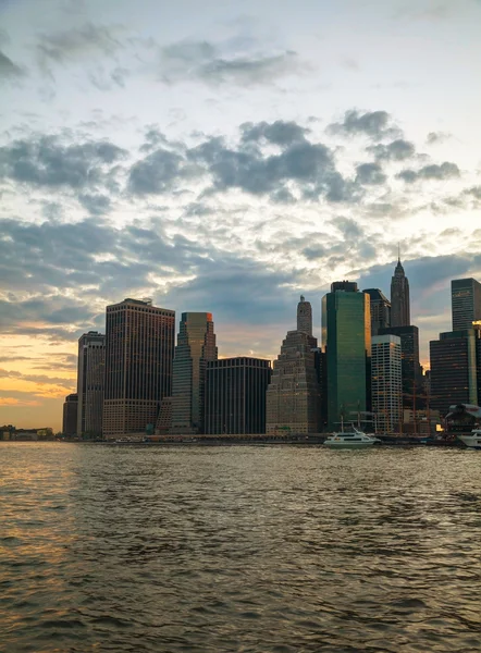 New Yorker Wolkenkratzer am Abend — Stockfoto