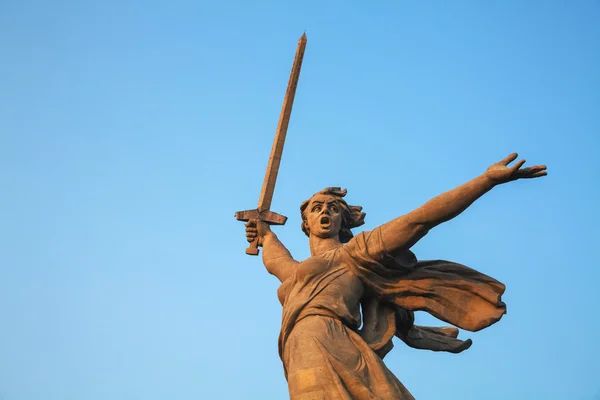 A Pátria chama! monumento em Volgograd, Rússia — Fotografia de Stock