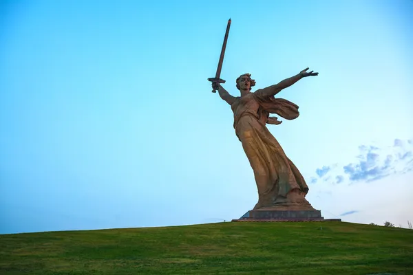 A Pátria chama! monumento em Volgograd, Rússia — Fotografia de Stock