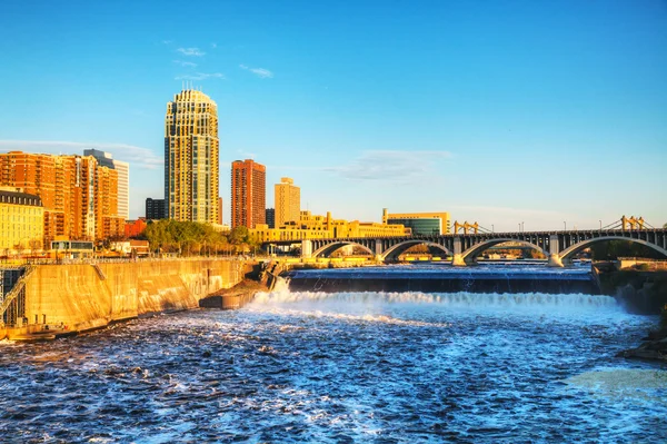 Downtown Minneapolis, Minnesota à noite e Santo António — Fotografia de Stock