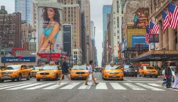 Gula taxibilar på new Yorks gatan — Stockfoto