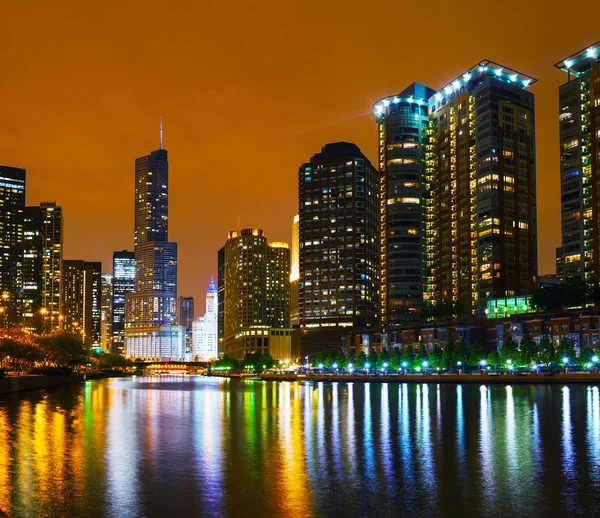 Trump International Hotel and Tower din Chicago, IL în timpul nopții — Fotografie, imagine de stoc